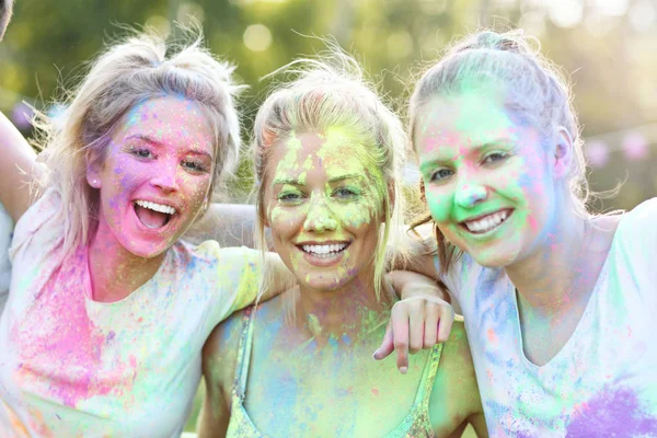 Skupina přátel, baví na festival barev — Stock fotografie