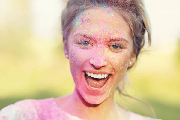 Grupo de amigos se divertindo no festival de cores — Fotografia de Stock