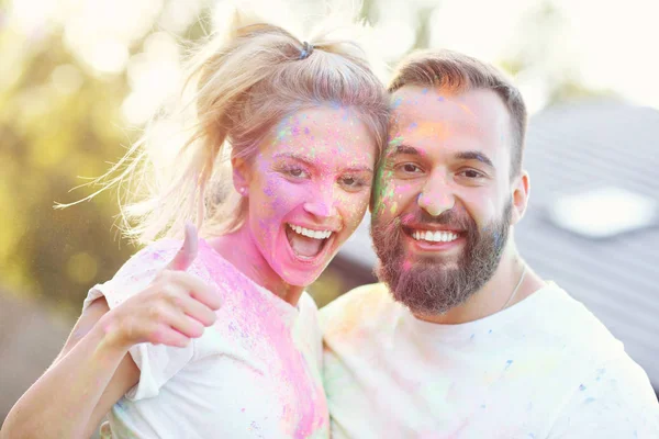 Grupo de amigos se divertindo no festival de cores — Fotografia de Stock