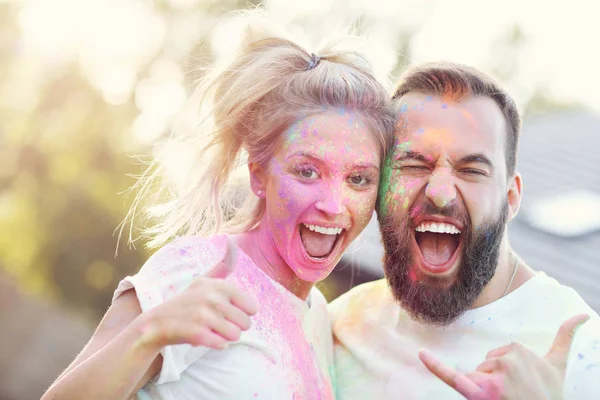 Group of friends having fun at color festival — Stock Photo, Image