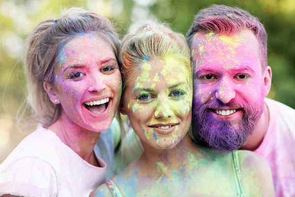 Grupo de amigos se divertindo no festival de cores — Fotografia de Stock