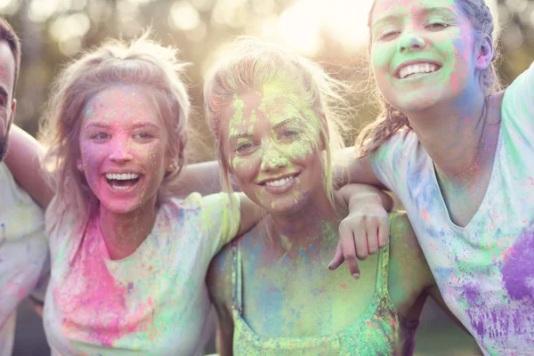 Group of friends having fun at color festival — Stock Photo, Image