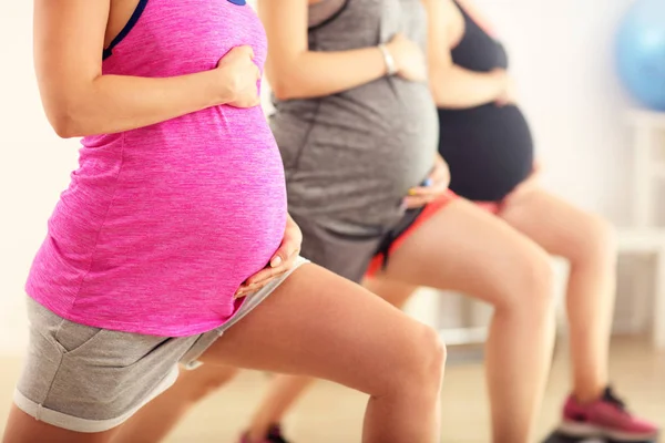 Skupina těhotných žen během fitness třídy — Stock fotografie