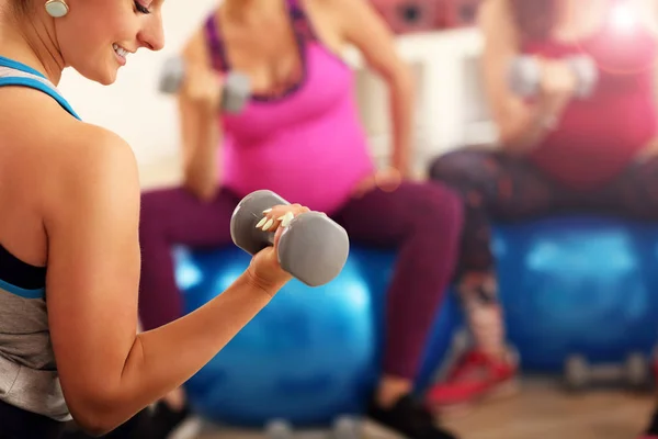 Grupo de mujeres embarazadas durante la clase de fitness —  Fotos de Stock