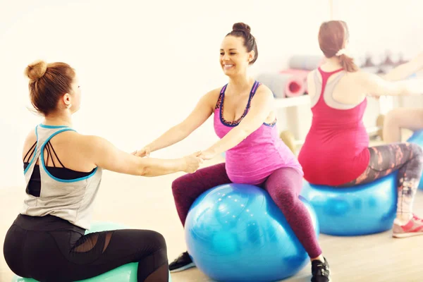 Grupo de mulheres grávidas durante a aula de fitness — Fotografia de Stock