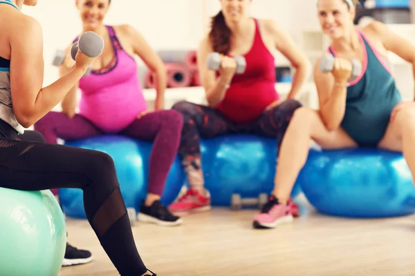 Grupo de mujeres embarazadas durante la clase de fitness — Foto de Stock