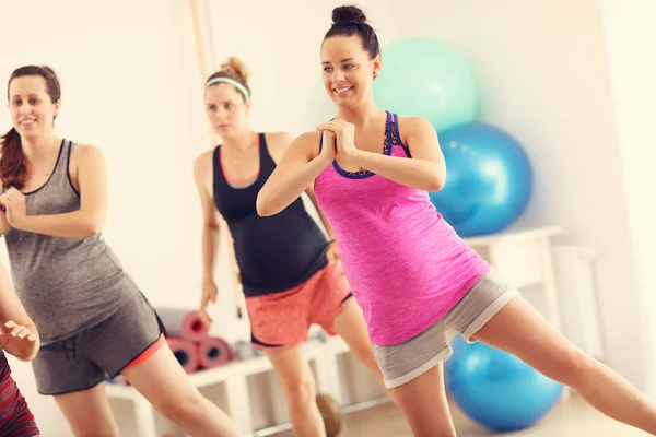 Grupo de mulheres grávidas durante a aula de fitness — Fotografia de Stock