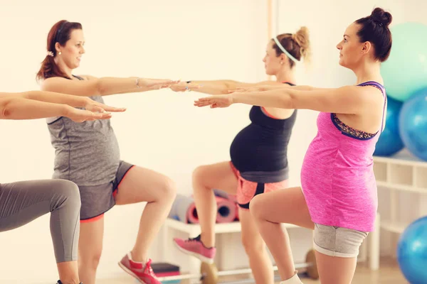 Группа беременных женщин во время занятий фитнесом — стоковое фото