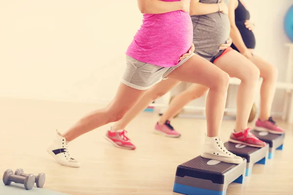 Grupo de mujeres embarazadas durante la clase de fitness — Foto de Stock