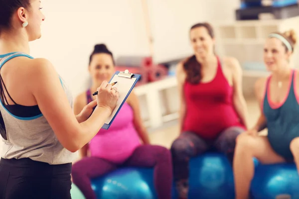 Groupe de femmes enceintes pendant le cours de conditionnement physique — Photo