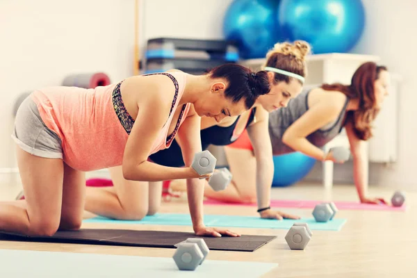 Groupe de femmes enceintes pendant le cours de conditionnement physique — Photo