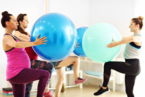Groupe de femmes enceintes pendant le cours de conditionnement physique — Photo