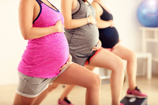 Terhes nők csoportja a fitneszosztály alatt — Stock Fotó