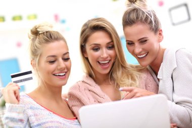 Kadınların evde online alışveriş yaparken mutlu grup