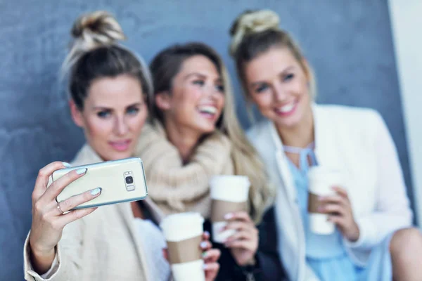 Feliz grupo de amigos tomando selfie afuera en temporada de otoño — Foto de Stock
