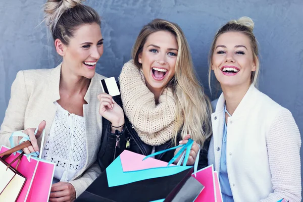 Grupo feliz de amigos fazendo compras na temporada de outono — Fotografia de Stock