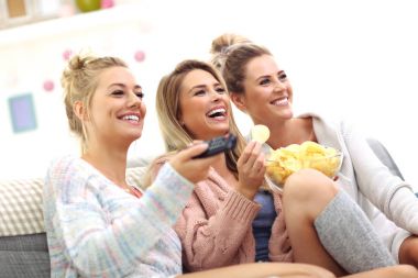 Üç güzel genç kadın evde TV izlerken