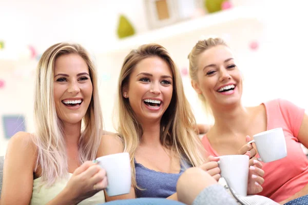Drie mooie jonge vrouwen thuis koelen — Stockfoto