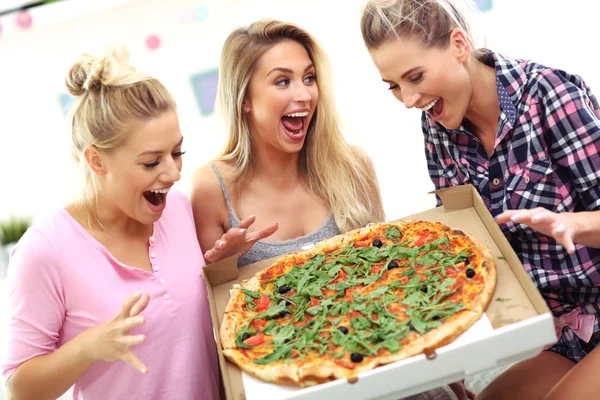 Mulheres comendo pizza em casa — Fotografia de Stock
