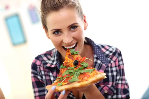 Frau isst zu Hause Pizza — Stockfoto