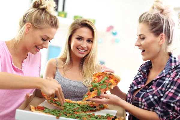 Vrouwen eten pizza thuis — Stockfoto