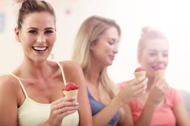 Üç güzel genç kadın evde dondurma yemek