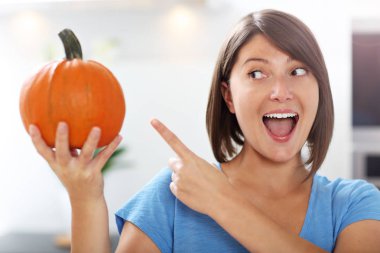 Genç kadın yapma jack-o-fener mutfakta