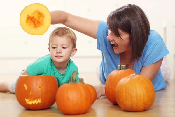 Anya és fia, jack-o-lámpa Halloween előkészítése — Stock Fotó