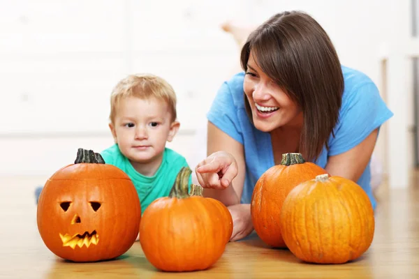 Mother and son preparing jack-o-lantern for Halloween — Stock Photo, Image