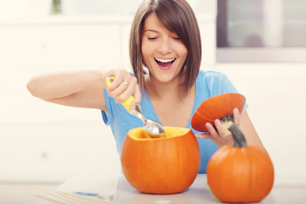 Jovem mulher fazendo jack-o-lanterna — Fotografia de Stock