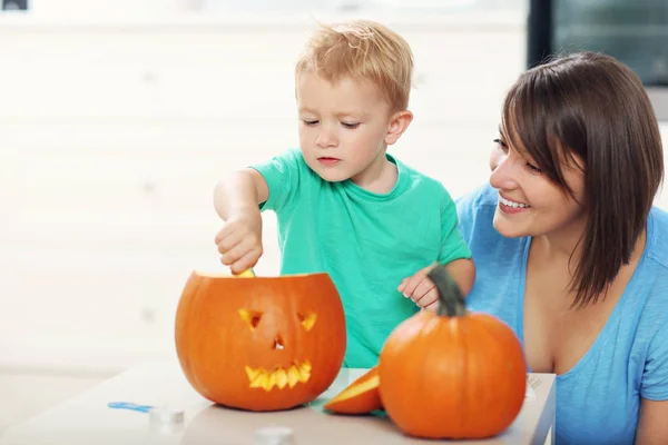 Mère et fils préparant Jack-o-lantern — Photo