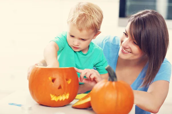 Mère et fils préparant Jack-o-lantern — Photo