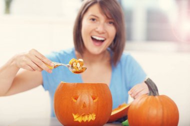 genç kadın Jack-o-lantern yapma