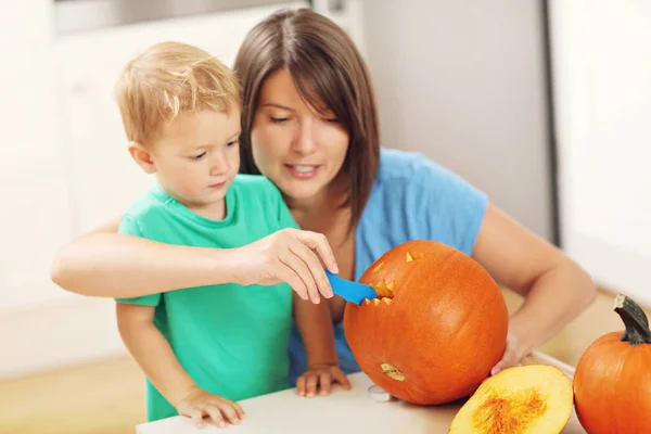 Mother and son preparing jack-o-lantern — Stock Photo, Image