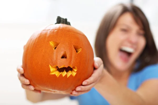 Young woman making jack-o-lantern — Stock Photo, Image