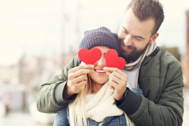 Mutlu genç çift şehirde gösteren resim