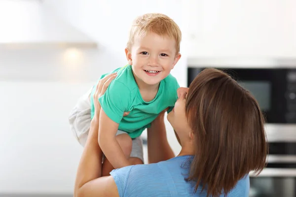 Portrait de Mère avec fils heureux à la maison — Photo