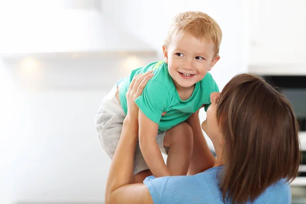 Retrato de mãe com filho feliz em casa — Fotografia de Stock