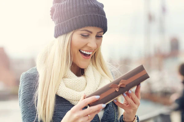 Belle femme profitant de la journée ensoleillée d'automne — Photo