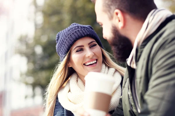 Mutlu genç çift şehirde gösteren resim