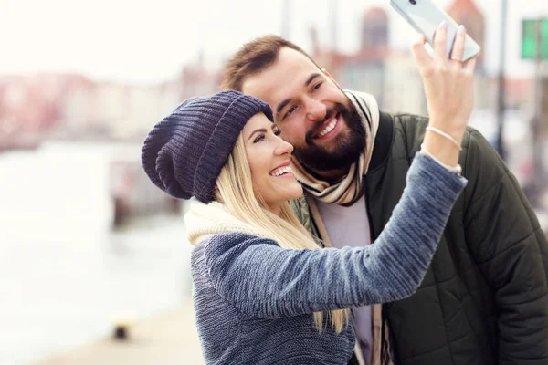 Bilden visar glada unga par dating i staden — Stockfoto