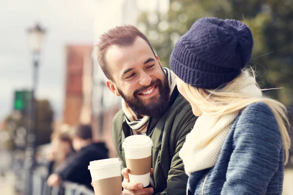 Bild zeigt glückliches junges Paar beim Dating in der Stadt — Stockfoto