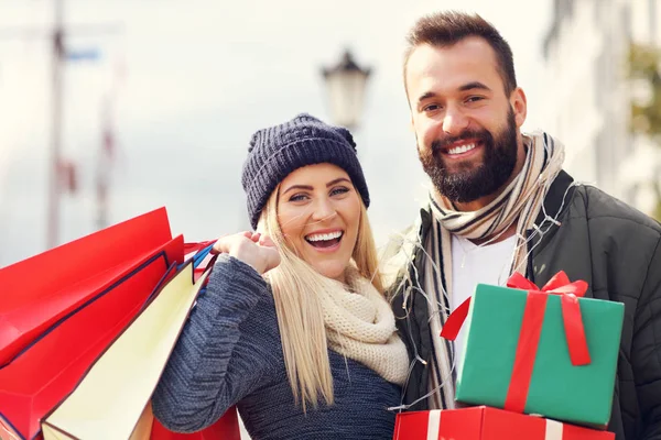 Shopping di coppia per Natale in città — Foto Stock