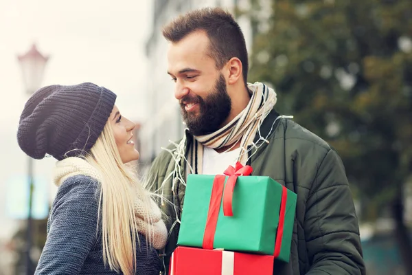 Casal de compras para o Natal — Fotografia de Stock