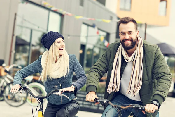 Pareja joven montando bicicletas — Foto de Stock