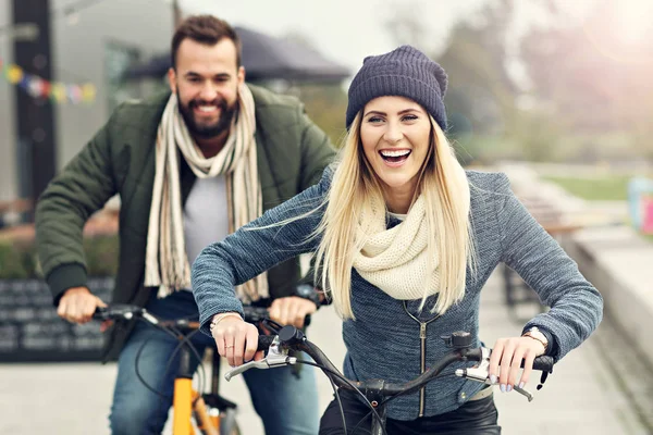 Giovane coppia in sella biciclette — Foto Stock