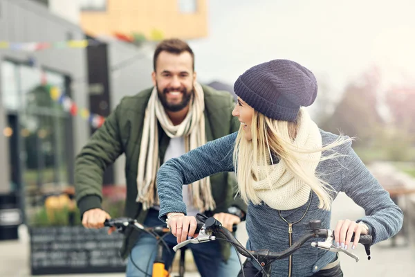 Pareja joven montando bicicletas — Foto de Stock