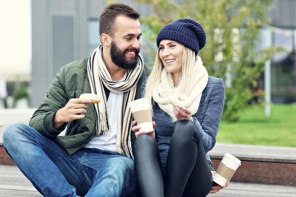 Pareja joven citas en la ciudad — Foto de Stock