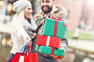 Noel için şehirde alışveriş çiftin resmi