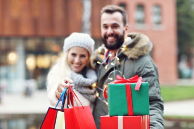 Noel için şehirde alışveriş çiftin resmi